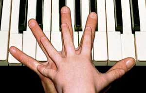 Met kleine handen piano spelen