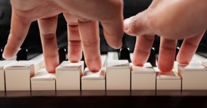 piano spelen met twee handen
