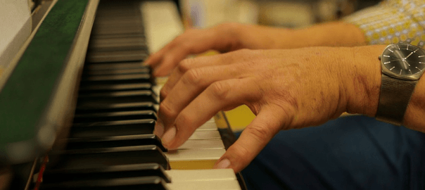 Te oud om piano te leren